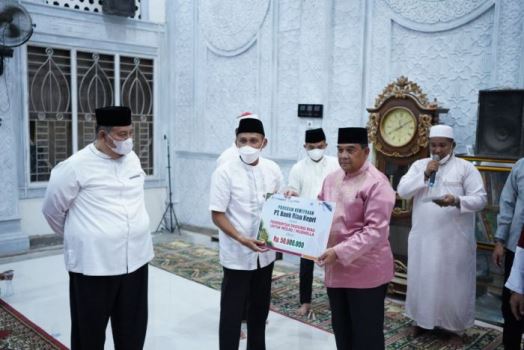 Wagubri Serahkan Bantuan CSR BRK untuk Masjid/Musala di Inhil